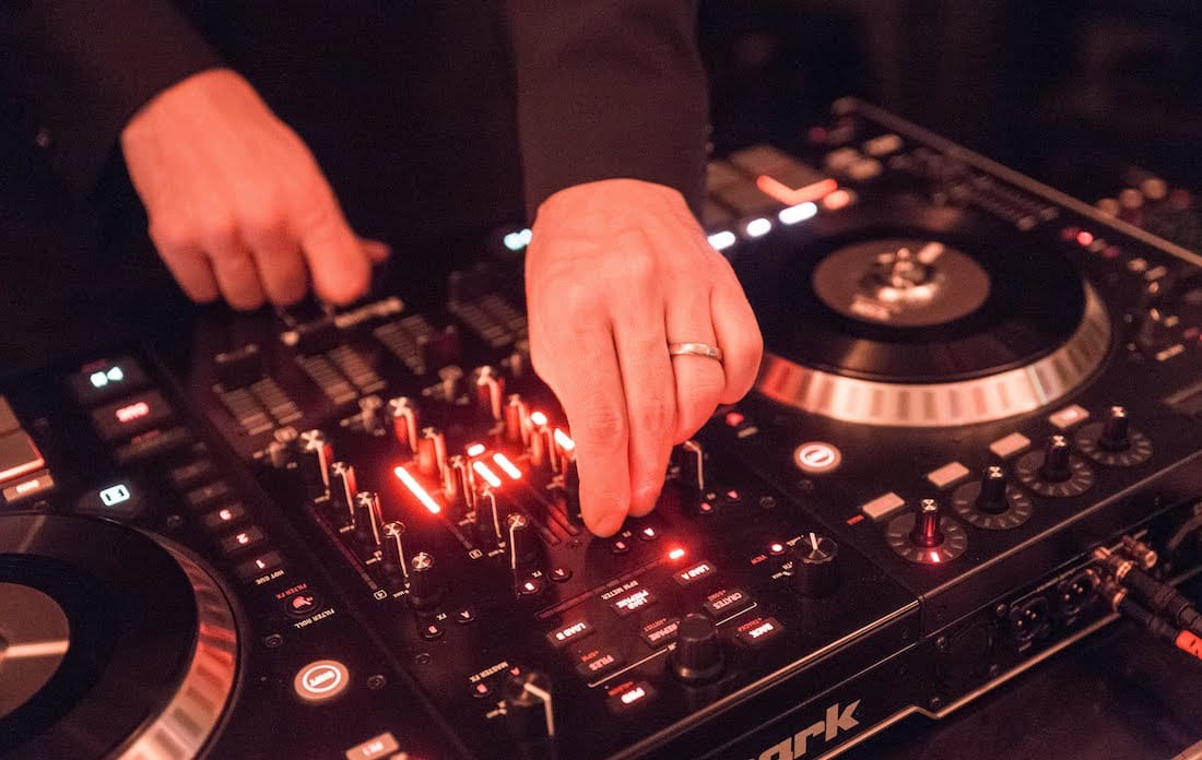Tanzen Sie die ganze Nacht durch: Erleben Sie die Magie von DJ Salzburg bei Ihrer Hochzeit