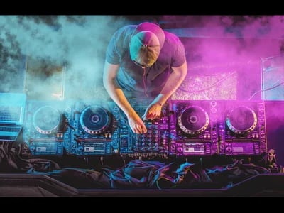 Tanzen Sie die ganze Nacht durch: Erleben Sie die Magie von DJ Salzburg bei Ihrer Hochzeit