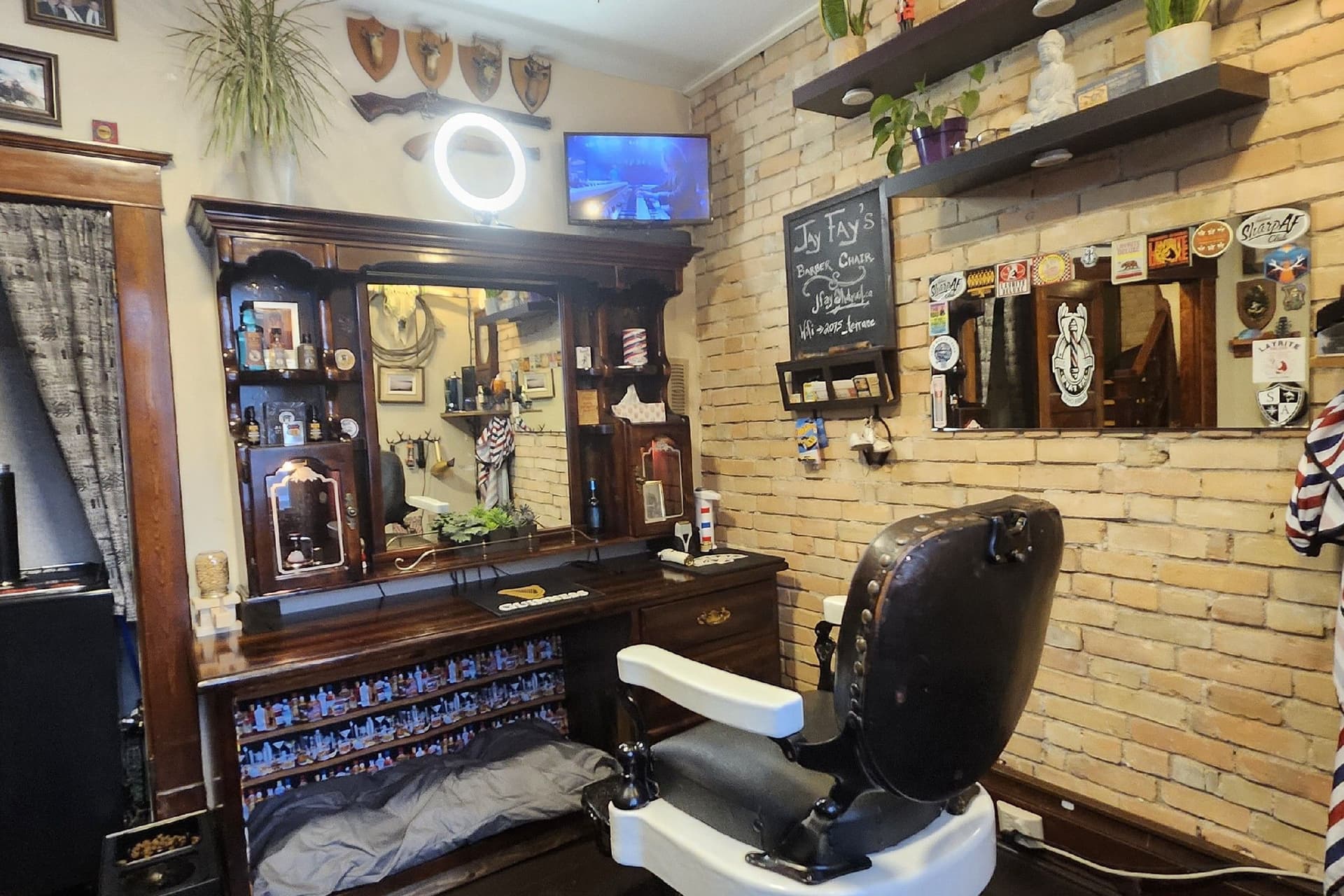 Barber Stühle mit Stil: Design trifft auf Komfort und Funktion