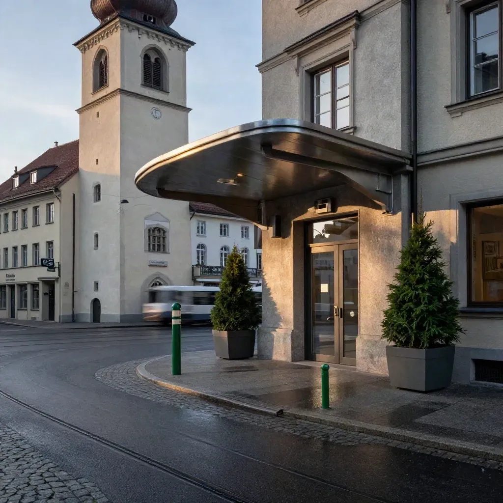 Bahnhof, Rathaus und Tourist-Info an einer nassen Straßenecke im Morgengrauen
