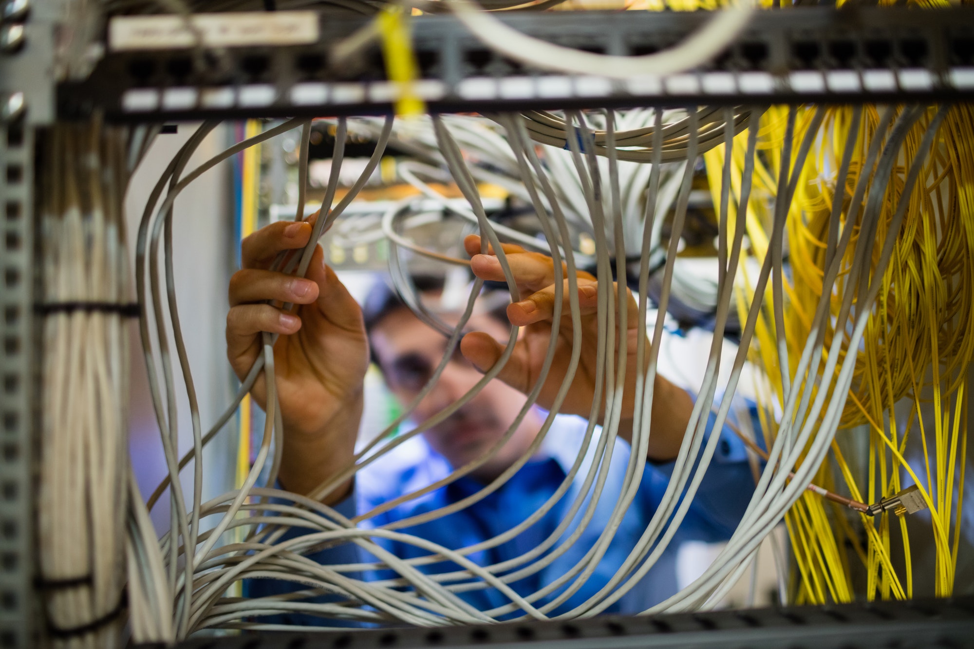 Elektrische Sicherheit gewährleisten: Die Rolle der Prüfung ortsfester elektrischer Anlagen